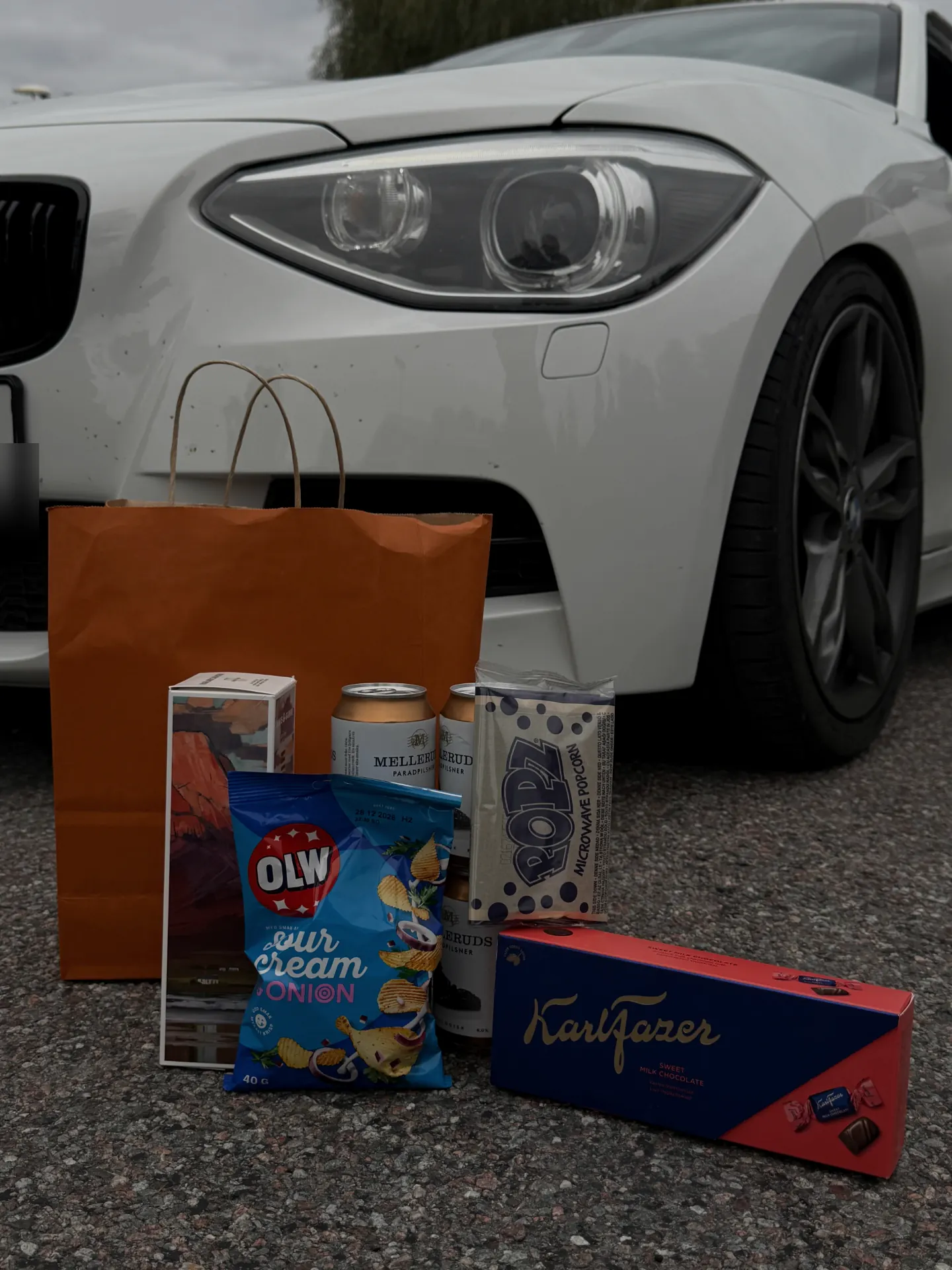 Kundgåva framför färdig bil efter verkstadsbesök hos JA Car Center