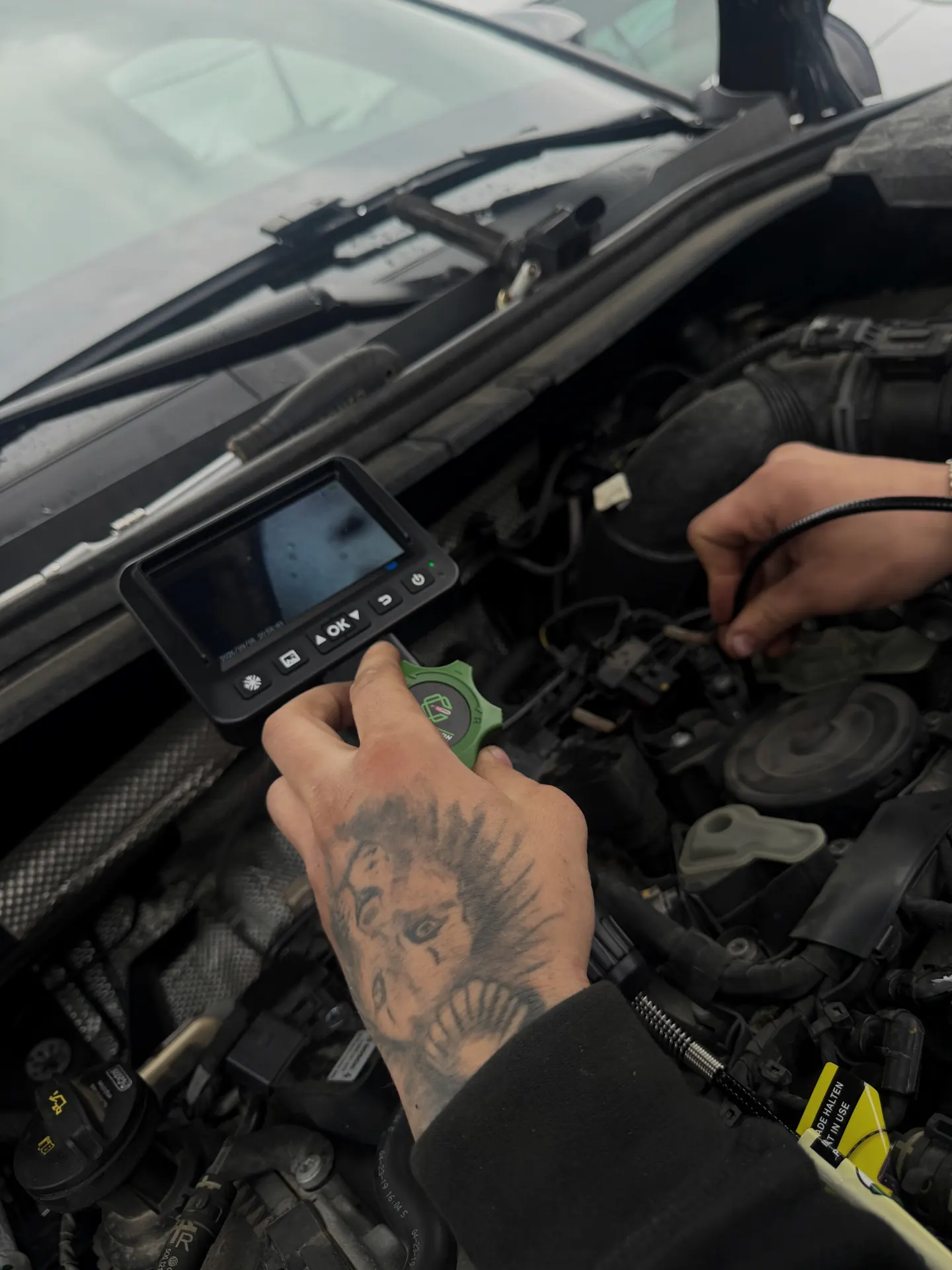 Mekaniker använder inspektionskamera vid motorfelsökning hos JA Car Center