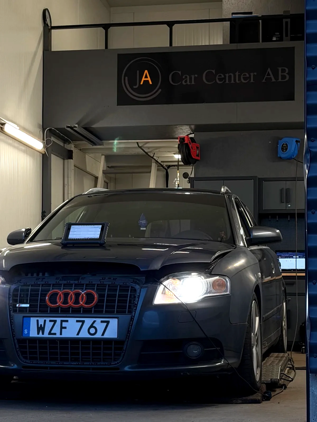 Mekaniker arbetar med bil hos JA Car Center, bilverkstad i Bålsta